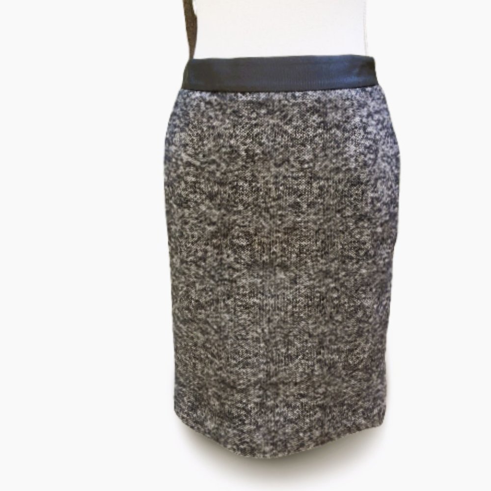 Bowden Wool Blend Skirt 6P with Black Waist Band. Back Slit. Fully Lined